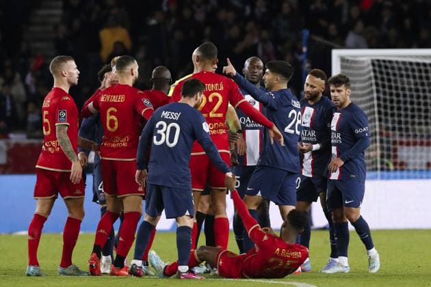 Carton Jaune Neymar Jr (PSG) - Eric Wattellier (Arbitre) FOOTBALL : Paris St Germain Vs Angers - Ligue 1 - 11 01 2023 MichaelBaucher Panoramic 