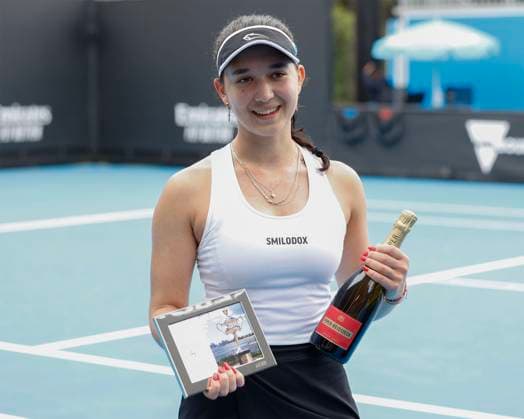 Eva Lys gets a bottle of champagne for her birthday after winning Australian Open qualifier Melbourne Park Melbourne Victoria Australia 12 01 2023 Copyright: xJuergenxHasenkopfx