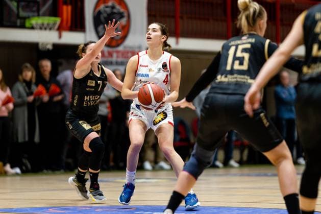 Basketball DBBL Cup GiroLive Panthers Osnabrück inexio Royals Saarlouis on 11 02 2023 in the OSC Hall in Osnabrück Noor Driessen Panthers Osnabrueck on the ball PD