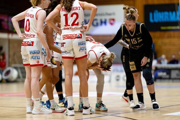 Basketball DBBL Cup GiroLive Panthers Osnabrück inexio Royals Saarlouis on 11 02 2023 in the OSC Hall in Osnabrück Stella Tarkovicova Panthers Osnabrueck injured on the ground PD