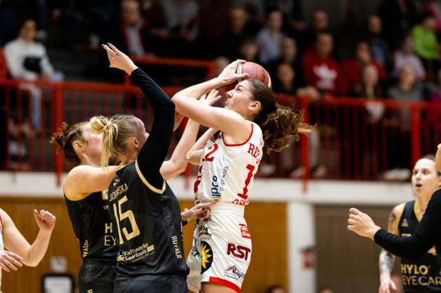 Basketball DBBL Cup GiroLive Panthers Osnabrück inexio Royals Saarlouis on 11 02 2023 in the OSC Hall in Osnabrück Marie Reichert Panthers Osnabrueck on the ball PD
