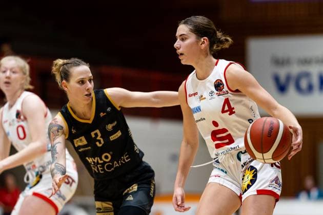 Basketball DBBL Cup GiroLive Panthers Osnabrück inexio Royals Saarlouis on 11 02 2023 in the OSC Hall in Osnabrück Noor Driessen Panthers Osnabrueck on the ball PD