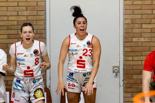 Basketball DBBL Cup GiroLive Panthers Osnabrück inexio Royals Saarlouis on 11 02 2023 in the OSC Hall in Osnabrück Angela Rodriguez Panthers Osnabrueck cheers PD