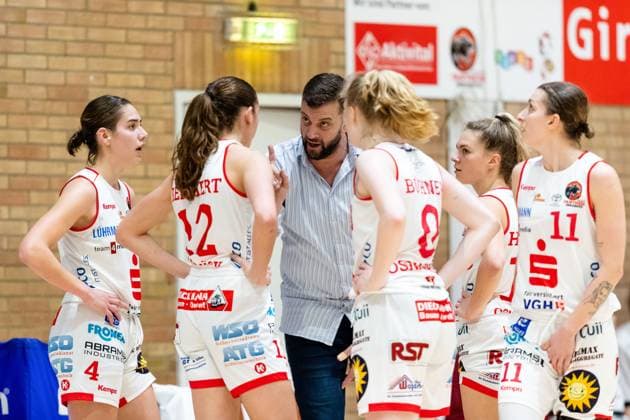 Basketball DBBL Cup GiroLive Panthers Osnabrück inexio Royals Saarlouis on 11 02 2023 in the OSC Hall in Osnabrück coach Sasa Cuic Panthers Osnabrueck gives instructions during a time out PD