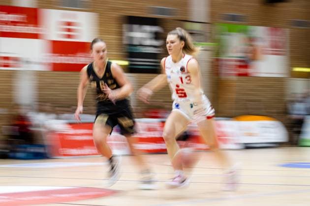 Basketball DBBL Cup GiroLive Panthers Osnabrück inexio Royals Saarlouis on 11 02 2023 in the OSC Hall in Osnabrück Paisley Harding Panthers Osnabrueck on the ball PD