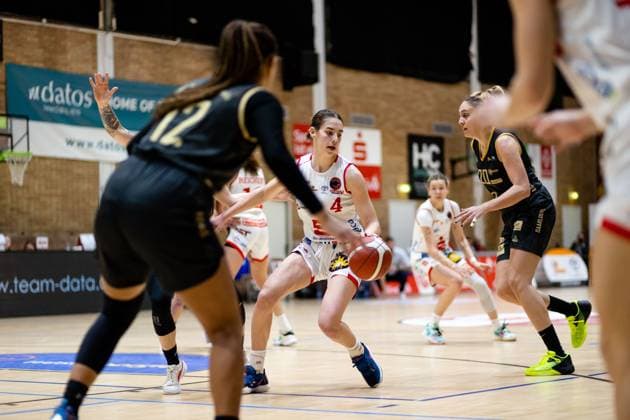 Basketball DBBL Cup GiroLive Panthers Osnabrück inexio Royals Saarlouis on 11 02 2023 in the OSC Hall in Osnabrück Noor Driessen Panthers Osnabrueck on the ball PD