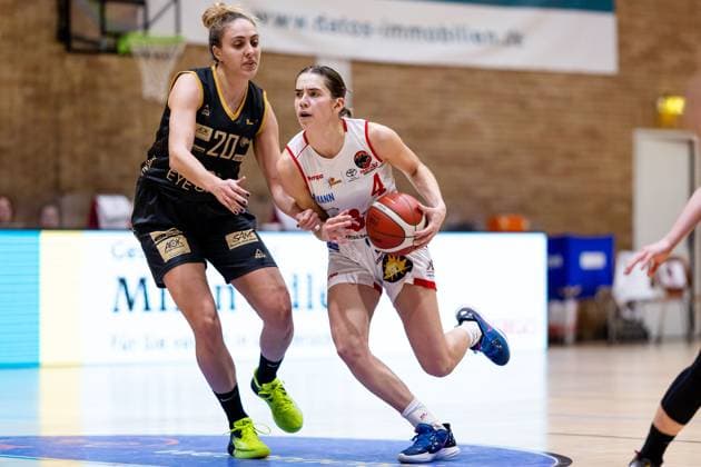 Basketball DBBL Cup GiroLive Panthers Osnabrück inexio Royals Saarlouis on 11 02 2023 in the OSC Hall in Osnabrück Noor Driessen Panthers Osnabrueck on the ball PD