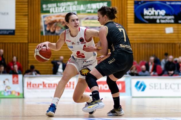 Basketball DBBL Cup GiroLive Panthers Osnabrück inexio Royals Saarlouis on 11 02 2023 in the OSC Hall in Osnabrück Noor Driessen Panthers Osnabrueck on the ball against Monika Naczk Saarlouis PD