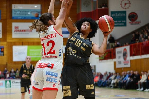 Basketball DBBL Cup GiroLive Panthers Osnabrück inexio Royals Saarlouis on 11 02 2023 in the OSC Hall in Osnabrück Brianna Rollerson Saarlouis in a duel with Stella Marie Reichert Osnabrück BK