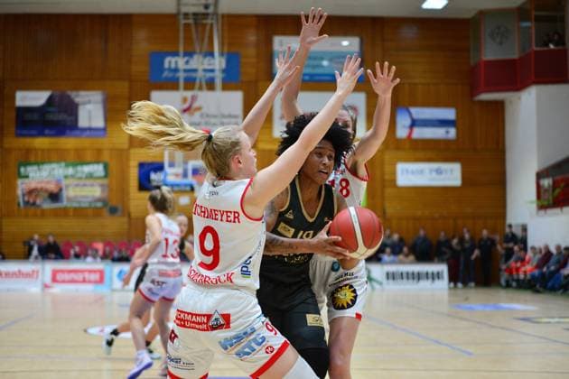 Basketball DBBL Cup GiroLive Panthers Osnabrück inexio Royals Saarlouis on 11 02 2023 in the OSC Hall in Osnabrück Brianna Rollerson Saarlouis in a duel with Emma Eichmeyer Osnabrück BK
