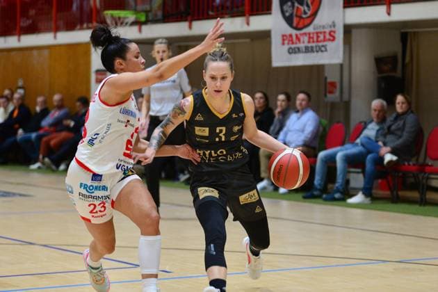 Basketball DBBL Cup GiroLive Panthers Osnabrück inexio Royals Saarlouis on 11 02 2023 in the OSC Hall in Osnabrück Sylwia Bujniak Saarlouis in a duel with Angela Rodriguez Osnabrück BK