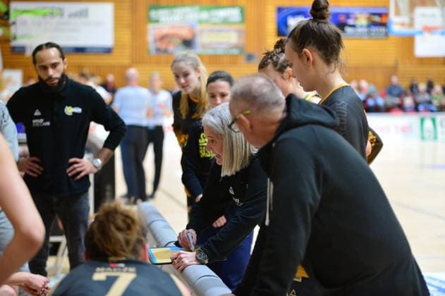 Basketball DBBL Cup GiroLive Panthers Osnabrück inexio Royals Saarlouis on 11 02 2023 in the OSC Hall in Osnabrück Isabel Fernandez coach Saarlouis in time out BK