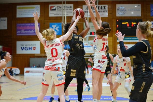 Basketball DBBL Cup GiroLive Panthers Osnabrück inexio Royals Saarlouis on 11 02 2023 in the OSC Hall in Osnabrück Brianna Rollerson Saarlouis in a duel with Frieda Bühner Buehner Osnabrück BK