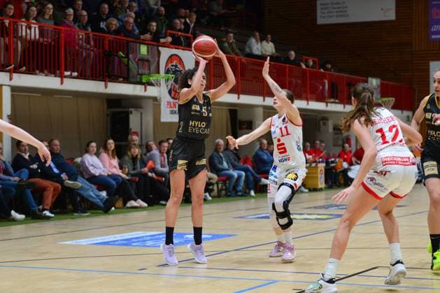 Basketball DBBL Cup GiroLive Panthers Osnabrück inexio Royals Saarlouis on 11 02 2023 in the OSC Hall in Osnabrück Magaly Meynadier Saarlouis in a duel with Aldona Morawiec Osnabrück BK