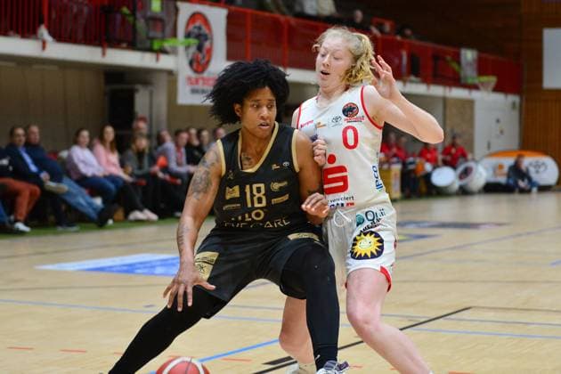 Basketball DBBL Cup GiroLive Panthers Osnabrück inexio Royals Saarlouis on 11 02 2023 in the OSC Hall in Osnabrück Brianna Rollerson Saarlouis in a duel with Frieda Bühner Buehner Osnabrück BK