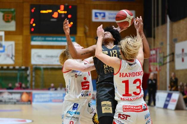 Basketball DBBL Cup GiroLive Panthers Osnabrück inexio Royals Saarlouis on 11 02 2023 in the OSC Hall in Osnabrück Brianna Rollerson Saarlouis in duel with Frieda Bühner Buehner Osnabrück and Paisley Harding Osnabrück BK