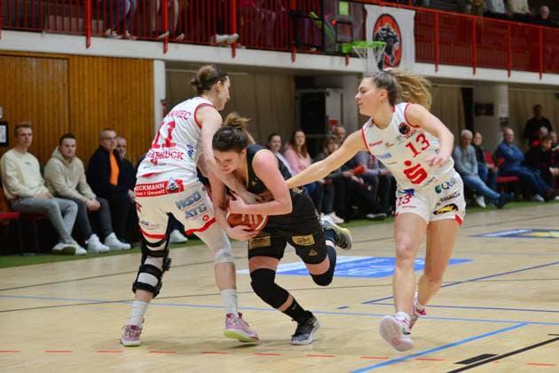 Basketball DBBL Cup GiroLive Panthers Osnabrück inexio Royals Saarlouis on 11 02 2023 in the OSC Hall in Osnabrück Monika Naczk Saarlouis in a duel with Paisley Harding Osnabrück BK