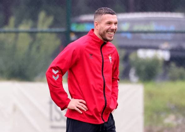 Sport Themen der Woche KW02 Sport Bilder des Tages 12.01.2023 - Fussball - Ekstraklasa - Saison 2022 2023 - Górnik Gornik Zabrze - Trainingslager Winter Wintertrainingslager Belek Türkei - Zink DaMa - Lukas Podolski (10, Górnik Gornik Zabrze ) lacht Lachen freut sich Freude *** 12 01 2023 football Ekstraklasa season 2022 2023 Górnik Gornik Zabrze training camp winter winter training camp Belek Turkey zinc DaMa Lukas Podolski 10, Górnik Gornik Zabrze laughs laughter is happy joy