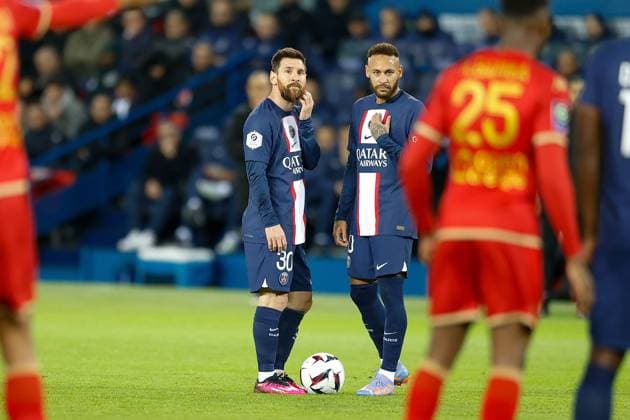 2023 01 11 Paris, La Ligue 1 Paris Saint Germain SCO Angers v l , Leonel Messi Paris Saint Germain and Neymar Paris Saint Germain confer, free kick Copyright: AntonioxBorga