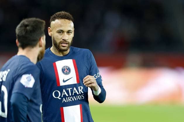 2023 01 11 Paris, La Ligue 1 Paris Saint Germain SCO Angers v l , Leonel Messi Paris Saint Germain and Neymar Paris Saint Germain confer, free kick Copyright: AntonioxBorga