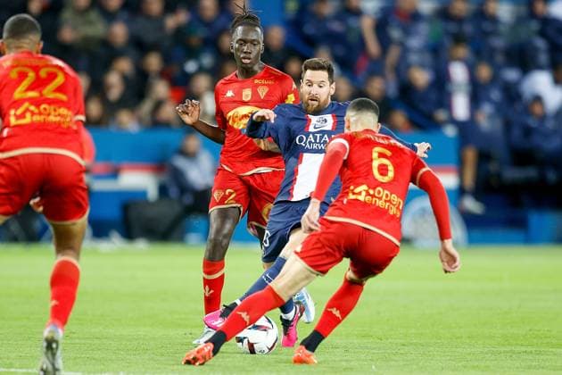 2023 01 11 Paris, La Ligue 1 Paris Saint Germain SCO Angers v l , Leonel Messi Paris Saint Germain , Nabil Bentaleb SCO Angers , one-on-one, Action, Action, Battles for the Ball Copyright: AntonioxBorga