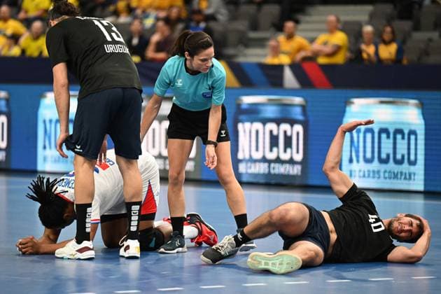 Sport Themen der Woche KW02 Sport Bilder des Tages GÖTEBORG 20230112 Kap Verdes Paulo Moreno och Uruguays Maximiliano De Agrela Milgron har onte efter krock under torsdagens match i handbolls-VM (grupp C) mellan Kap Verde och Uruguay i Scandinavium. GÖTEBORG SVERIGE x9200x *** GOTHENBURG 20230112 Cape Verdes Paulo Moreno and Uruguays Maximiliano De Agrela Milgron are in pain after a collision during Thursdays handball WC group C match between Cape Verde and Uruguay in Scandinavium GOTHENBURG SWEDEN x9200x,  Copyright: xBjörnxLarssonxRosvall TTx HANDBOLLS-VM KAP VERDE-URUGUAY