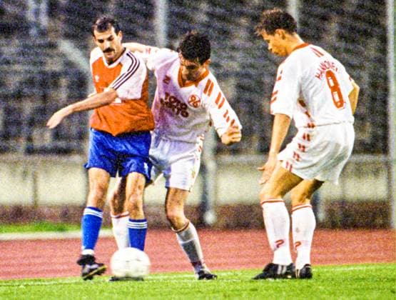 Aus 2. Bl. Saison 1992 93 Hannover 96 - Spvgg Unterhaching 1:1 am 22.04.1993. Im Foto: Han96 Spieler sind: Martin Groth 8 und Jörg Kretzschmar *** From 2 Bl season 1992 93 Hannover 96 Spvgg Unterhaching 1 1 on 22 04 1993 In the photo Han96 players are Martin Groth 8 and Jörg Kretzschmar