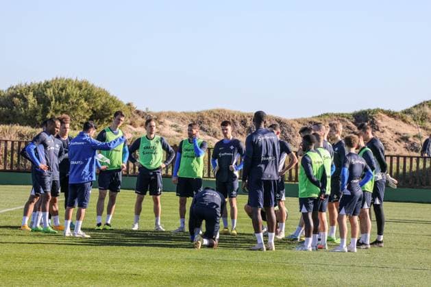Co coach Ovid Hajou speaks to the team training preparation winter break 2022 23 Darmstadt 98, on 12 01 23 in , El Saler Photo Alfio Marino xamx Copyright: www.alfiomarino.de