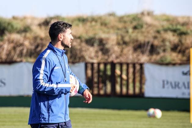 Co coach Ovid Hajou with the instructions to the team training preparation winter break 2022 23 Darmstadt 98, on 12 01 23 in , El Saler Photo Alfio Marino xamx Copyright: www.alfiomarino.de