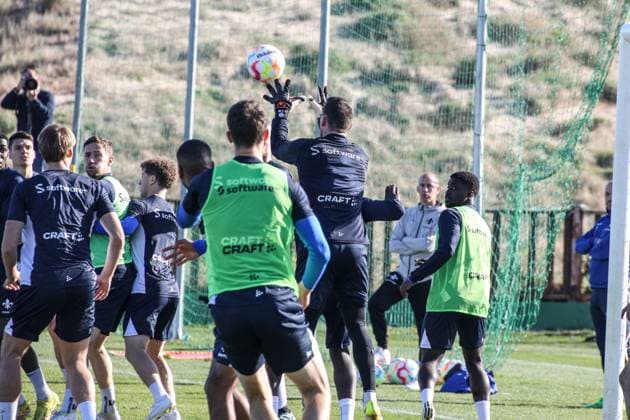 Marcel Schuhen with his hands on the ball training preparation winter break 2022 23 Darmstadt 98, on 12 01 23 in , El Saler Photo Alfio Marino xamx Copyright: www.alfiomarino.de
