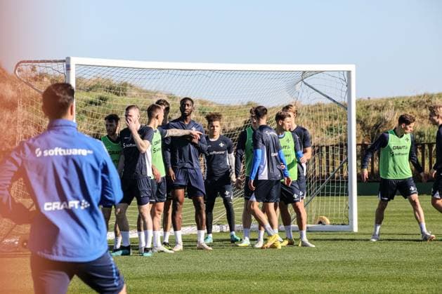 Co coach Ovid Hajou always keeps an eye on his team training preparation winter break 2022 23 Darmstadt 98, on 12 01 23 in , El Saler Photo Alfio Marino xamx Copyright: www.alfiomarino.de