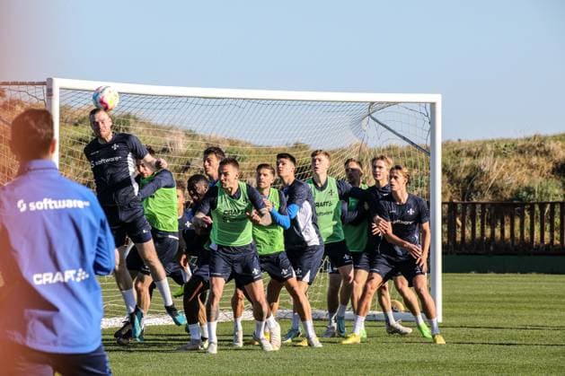 Co coach Ovid Hajou always keeps an eye on his team training preparation winter break 2022 23 Darmstadt 98, on 12 01 23 in , El Saler Photo Alfio Marino xamx Copyright: www.alfiomarino.de