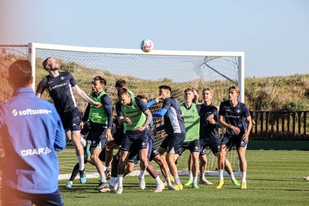 Co coach Ovid Hajou always keeps an eye on his team training preparation winter break 2022 23 Darmstadt 98, on 12 01 23 in , El Saler Photo Alfio Marino xamx Copyright: www.alfiomarino.de