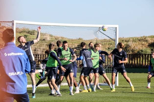 Co coach Ovid Hajou always keeps an eye on his team training preparation winter break 2022 23 Darmstadt 98, on 12 01 23 in , El Saler Photo Alfio Marino xamx Copyright: www.alfiomarino.de