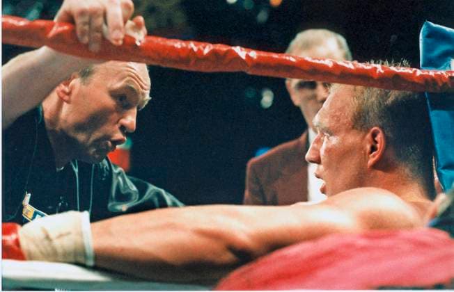 LasVegas, 22.04.2005- Weltmeisterschaftskampf der IBF-im Schwergewicht Axel Schulz vs Goerge Foreman im Bild Trainer Manfred Wolke gibt in der Ringpause Anweisungen. *** LasVegas, 22 04 2005 IBF world heavyweight championship fight Axel Schulz vs Goerge Foreman in picture Trainer Manfred Wolke gives instructions during ring break