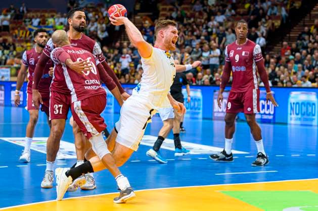 Sport Themen der Woche KW02 Sport Bilder des Tages Katowice, 13. Januar 2023: Handball IHF WM, Vorrunde, Gruppe E, Deutschland - Katar v.li. Mahmoud Hassaballa (Qatar), Johannes Golla (Deutschland) Katowice Spodek Arena Polen *** Katowice, 13 January 2023 Handball IHF World Championship, preliminary round, group E, Germany Qatar v li Mahmoud Hassaballa Qatar , Johannes Golla Germany Katowice Spodek Arena Poland