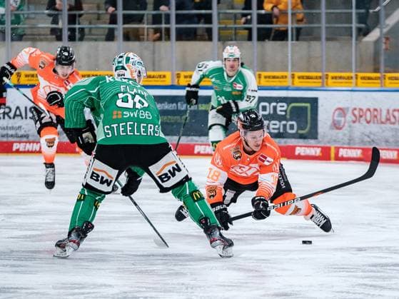 Sport Themen der Woche KW02 Sport Bilder des Tages Lucas Flade (Bietigheim Steelers, 58), Laurin Braun (Grizzlys Wolfsburg, 18) Bietigheim Steelers vs Grizzlys Wolfsburg , Eishockey, DEL, 42. Spieltag, Spielzeit 2022 2023, 13.01.2023 Bietigheim Steelers vs Grizzlys Wolfsburg, Eishockey, DEL, 42. Spieltag, Spielzeit 2022 2023, 13.01.2023 Bietigheim-Bissingen *** Lucas Flade Bietigheim Steelers, 58 , Laurin Braun Grizzlys Wolfsburg, 18 Bietigheim Steelers vs Grizzlys Wolfsburg , Ice Hockey, DEL, 42 Spieltag, Spielzeit 2022 2023, 13 01 2023 Bietigheim Steelers vs Grizzlys Wolfsburg, Ice Hockey, DEL, 42 Spieltag, Spielzeit 2022 2023, 13 01 2023 Bietigheim Bissingen Copyright: xEibner-Pressefoto AntonioxChiokx EP_ACK