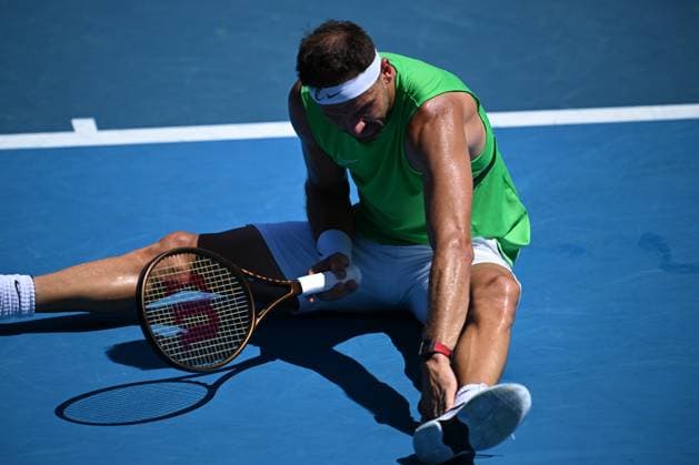 TENNIS AUSTRALIAN OPEN PRACTICE SESSIONS, Grigor Dimitrov of Bulgaria is seen after falling over during an Australian Open practice session at Melbourne Park in Melbourne, Saturday, January 14, 2023. ( NO ARCHIVING, EDITORIAL USE ONLY, NO USE IN BOOKS WITHOUT CONSENT MELBOURNE VIC AUSTRALIA  Copyright: xJAMESxROSSx 20230114001752111096