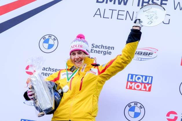 Bilder des Jahres 2023, Sport 01 Januar Sport Themen der Woche KW02 Sport Bilder des Tages IBSF Weltcup Bob+Skeleton in Altenberg am 14.01.2023. Monobob Damen. Siegerehrung. 2. Platz: Laura Nolte (GER). *** IBSF World Cup Bob Skeleton in Altenberg on 14 01 2023 Monobob Ladies Award Ceremony 2 Place Laura Nolte GER