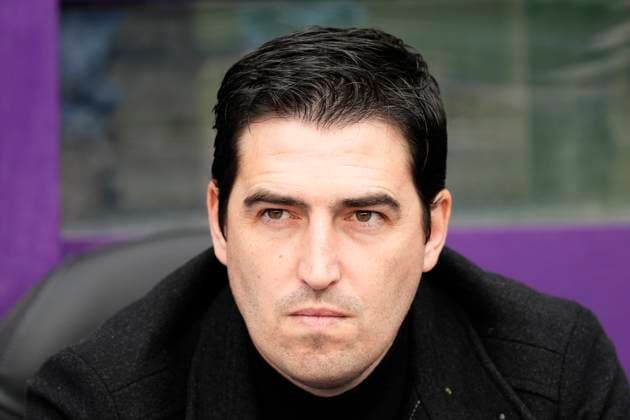 Real Valladolid CF v Rayo Vallecano - LaLiga Santander Andoni Iraola head coach of Rayo Vallecano sitting on the bench the LaLiga Santander match between Real Valladolid CF and Rayo Vallecano at Estadio Municipal Jose Zorrilla on January 14, 2023 in Valladolid, Spain. Valladolid Spain  Copyright: xJosexBretonx originalFilename:breton-realvall230114_npoMe.jpg