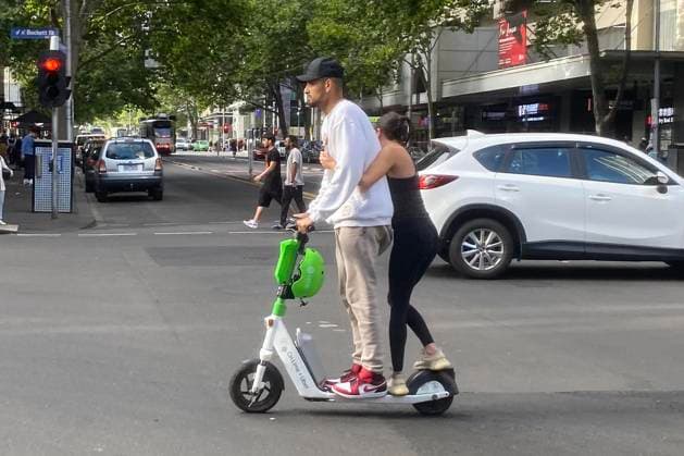 Sport Themen der Woche KW02 TENNIS AUSTRALIAN OPEN NICK KYRGIOS, Australian tennis player Nick Kyrgios riding a e-scooter on Elizabeth street in Melbourne, Sunday, January 15, 2023. ( NO ARCHIVING, EDITORIAL USE ONLY, NO USE IN BOOKS WITHOUT CONSENT MELBOURNE VICTORIA AUSTRALIA  Copyright: xJAMESxROSSx 20230115001752586604