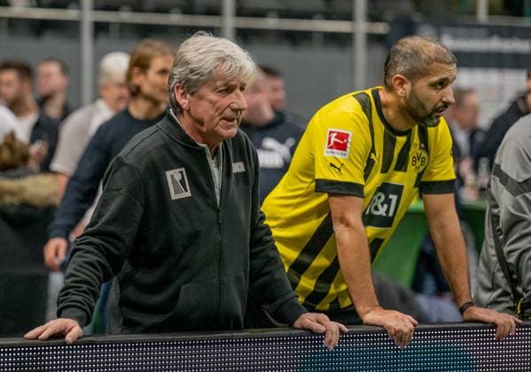 Frank Mill coach, Borussia Dortmund Legends Bananenflanker Budenzauber 2023, football, indoor tournament traditional teams, semifinals TSV Bayer 04 Leverkusen Legends vs Borussia Dortmund Legends, 14 01 2023 Bananenflanker Budenzauber 2023, football, indoor tournament traditional teams, semifinals TSV Bayer 04 Leverkusen Legends vs Borussia Dortmund Legends, 14 01 2023 Regensburg, Germany Copyright: xEibner-Pressefoto HeikexFeinerx EP_HFR