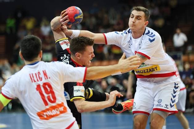 Sport Themen der Woche KW02 Sport Bilder des Tages Deutschland - Serbien, IHF Weltmeisterschaft, IHF 2023 World Men s Championship Uros Borzas (Serbien, 6) greift Christoph Steinert (Deutschland, 44) in den Wurfarm. Im Vordergrund Nemanja Ilic (Serbien, 19). Handball-Weltmeisterschaft 2023, Länderspiel zwischen Deutschland und Serbien am 15.01.2023 in Kattowitz., Kattowitz Spodek *** Germany Serbia, IHF World Championship, IHF 2023 World Men s Championship Uros Borzas Serbia, 6 grabs Christoph Steinert Germany, 44 in the throwing arm In the foreground Nemanja Ilic Serbia, 19 Handball World Championship 2023, international match between Germany and Serbia on 15 01 2023 in Katowice , Katowice Spodek