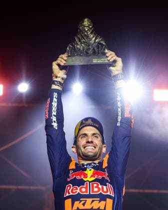 Bilder des Jahres 2023, Sport 01 Januar Sport Themen der Woche KW02 Sport Bilder des Tages BENAVIDES Kevin (arg), Red Bull KTM Factory Racing, KTM, Moto, FIM W2RC, portrait podium during the Podium Finish of the Dakar 2023 in Damman, on January 15, 2023 in Damman, Saudi Arabia - AUTO - DAKAR 2023 - PODIUM FINISH DPPI Panoramic  20230115_G00D7861-2