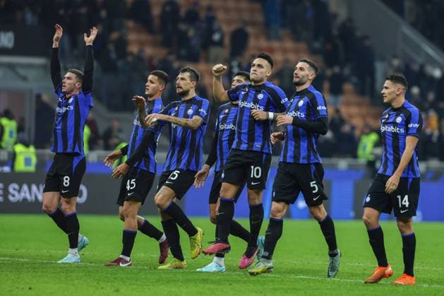 FC Internazionale vs Hellas Verona FC Serie A 2022 23 14 01 2023 Lautaro Martinez of FC Internazionale celebrates the victory at the end of the match with his teammates during Serie A 2022 23 football match between FC Internazionale and Hellas Verona FC at Giuseppe Meazza Stadium, Milan, Italy on January 14, 2023 Photo FCI Fabrizio Carabelli Copyright: xBEAUTIFULxSPORTS Carabellix