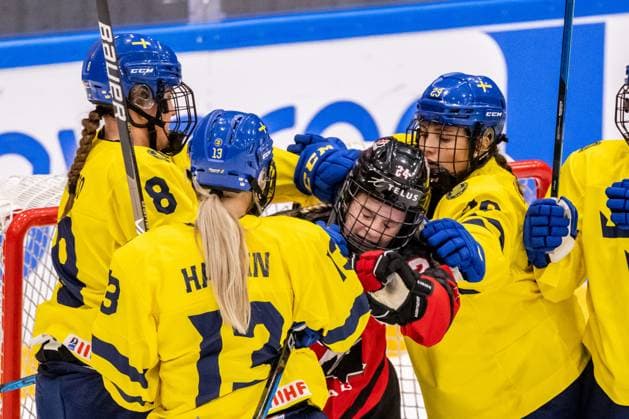230115 Jenna Raunio, Mira Hallin and Mira Markström of Sweden in action with Abby Stonhouse of Canada during the 2023 IIHF U18 Women s World Championship final between Canada and Sweden on January 15, 2023 in Östersund Photo Mathilda Ahlberg BILDBYRAN code MA MA0381 ice hockey ice hockey u18 vm u18 vm 2023 iihf u18 womens world championship final canada sweden sweden canada lady bbeng,  Copyright: MATHILDAxAHLBERG BB230115MA145