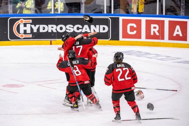 230115 Players of Canada celebrate after the 2023 IIHF U18 Womens World Championship final between Canada and Sweden on January 15, 2023 in Östersund Photo Mathilda Ahlberg BILDBYRAN code MA MA0381 ice hockey ice hockey u18 vm u18 vm 2023 iihf u18 womens world championship final canada sweden sweden canada lady bbeng cheers,  Copyright: MATHILDAxAHLBERG BB230115MA146