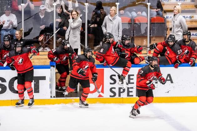 230115 Players of Canada celebrate after the 2023 IIHF U18 Womens World Championship final between Canada and Sweden on January 15, 2023 in Östersund Photo Mathilda Ahlberg BILDBYRAN code MA MA0381 ice hockey ice hockey u18 vm u18 vm 2023 iihf u18 womens world championship final canada sweden sweden canada lady bbeng cheers,  Copyright: MATHILDAxAHLBERG BB230115MA148
