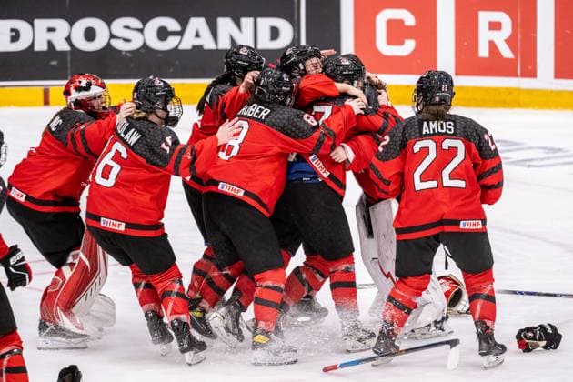 230115 Players of Canada celebrate after the 2023 IIHF U18 Womens World Championship final between Canada and Sweden on January 15, 2023 in Östersund Photo Mathilda Ahlberg BILDBYRAN code MA MA0381 ice hockey ice hockey u18 vm u18 vm 2023 iihf u18 womens world championship final canada sweden sweden canada lady bbeng cheers,  Copyright: MATHILDAxAHLBERG BB230115MA150