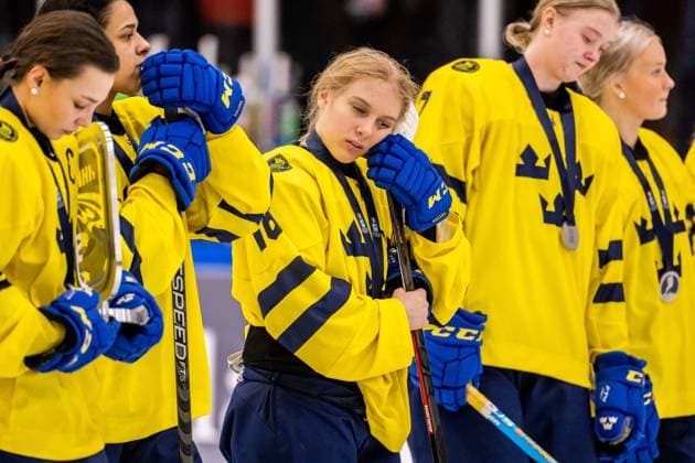 230115 Emilia Bergeby Hallbeck of Sweden looks dejected after the 2023 IIHF U18 Womens World Championship final between Canada and Sweden on January 15, 2023 in Östersund Photo Mathilda Ahlberg BILDBYRAN code MA MA0381 ice hockey ice hockey u18 vm u18 vm 2023 iihf u18 womens world championship final canada sweden sweden canada dam bbeng depp,  Copyright: MATHILDAxAHLBERG BB230115MA172